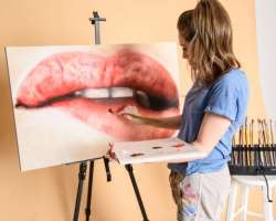 Apart from being a successful actress, she is also an amateur painter. Most of her work is on acrylics and oil.